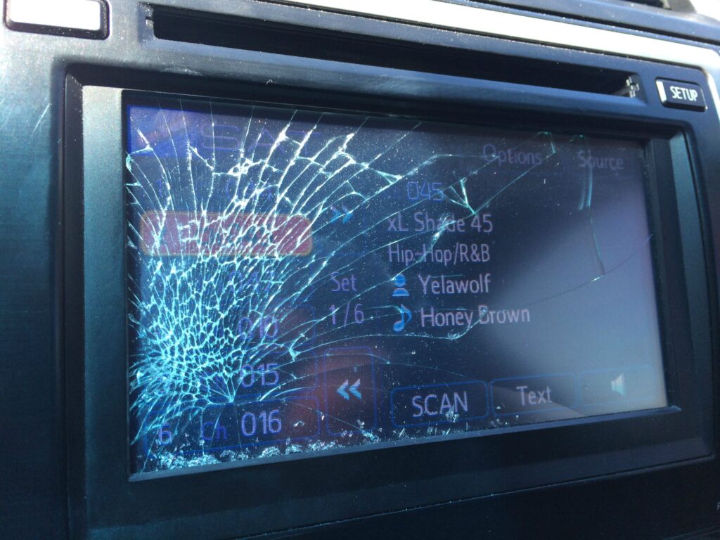 Damage screen monitor of an automobile
